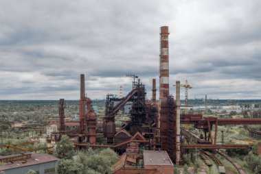 Doğal ortamda terk edilmiş eski bir çelik fabrikasının havadan çekilmiş fotoğrafı.