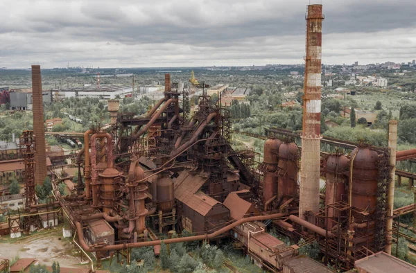 Doğal ortamda terk edilmiş eski bir çelik fabrikasının havadan çekilmiş fotoğrafı.