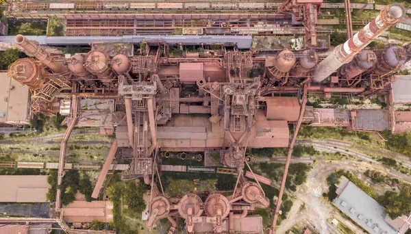 Foto aérea vista superior de la construcción de una antigua planta de acero abandonada —  Fotos de Stock