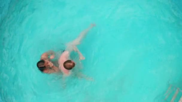 一男一女在圆形游泳池里游泳的头像 — 图库视频影像