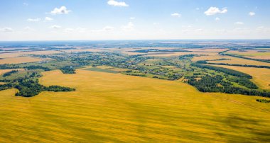 Köyün tepesinden her tarafı renkli tarlalarla çevrili.