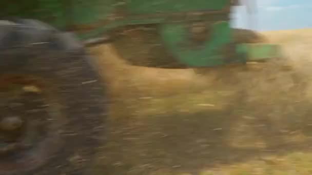 Kombajn zbożowy wyrzuca słomę z bliska — Wideo stockowe