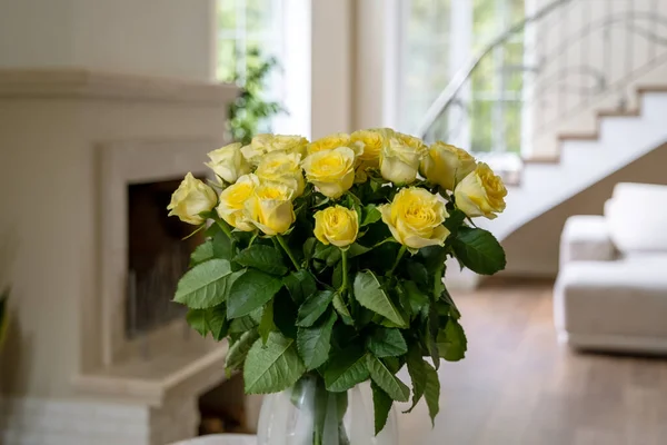 Ramo de rosas amarillas en el fondo del interior del salón — Foto de Stock