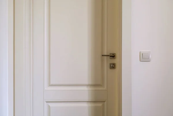 Kapısı açık bir kapının parçası. Kilit ve sapı var. İçi pastel renkli.