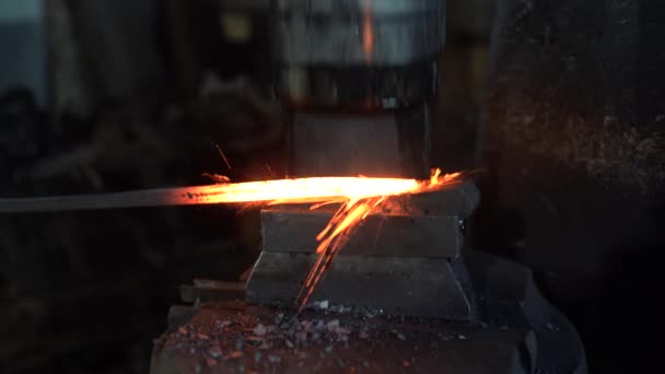 Kovář kovářství kovářství kovářství kovářským kladivem — Stock video