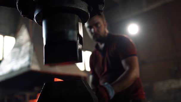 鍛冶屋は赤い熱い金属のビレットを鍛冶屋のハンマーで鍛造します — ストック動画