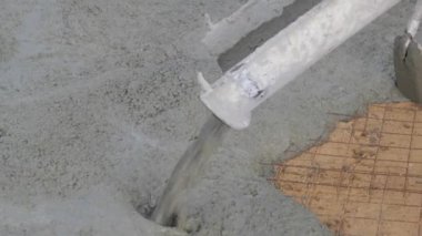 Kumdan yapılmış bir zemine beton dökme işlemi