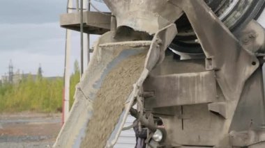 Kumdan yapılmış bir zemine beton dökme işlemi