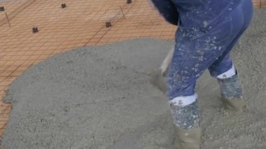 Kumdan yapılmış bir zemine beton dökme işlemi