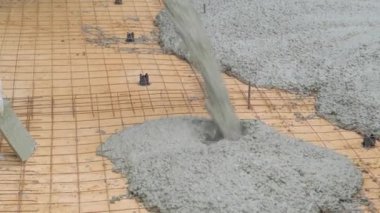 Kumdan yapılmış bir zemine beton dökme işlemi