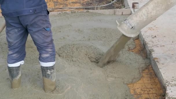 Het gieten van beton op een geprepareerde zandbodem — Stockvideo