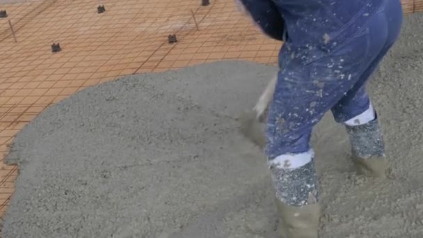 Η διαδικασία της ρίψης σκυροδέματος σε μια προετοιμασμένη βάση από άμμο — Αρχείο Βίντεο