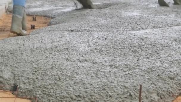 Proces lití betonu na připravený podklad z písku — Stock video