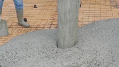 Kumdan yapılmış bir zemine beton dökme işlemi