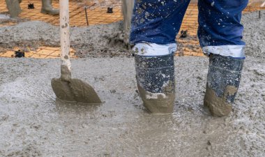 Kumdan yapılmış bir zemine beton dökme işlemi