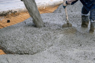 Kumdan yapılmış bir zemine beton dökme işlemi
