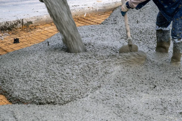 El proceso de verter hormigón sobre una base preparada hecha de arena — Foto de Stock