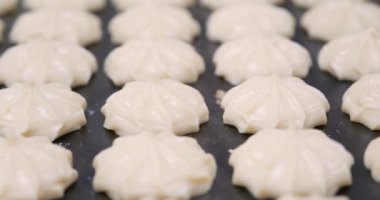 Jing makinesine marşmelov veya profiterol koyma işlemi