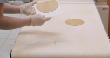 Hamur parçalarının hamur işi tavadaki düzeni.