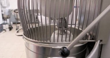 Krema çırpma işlemi büyük bir pasta mikserine dönüşür.