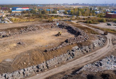 Şehrin kenar mahallelerindeki çöplüğün havadan görüntüsü..