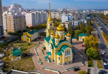 Rus şehrinin merkezindeki yüksek binalar arasında küçük bir Ortodoks Kilisesi 'nin havadan çekilmiş fotoğrafı.