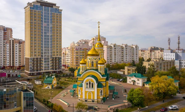 Luftaufnahme Einer Kleinen Orthodoxen Kirche Zwischen Hochhäusern Zentrum Einer Russischen — Stockfoto