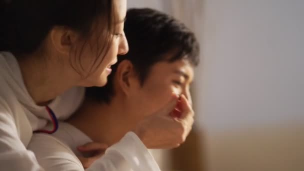年轻的亚洲美女喂养和她的男朋友开玩笑时 在家工作 — 图库视频影像