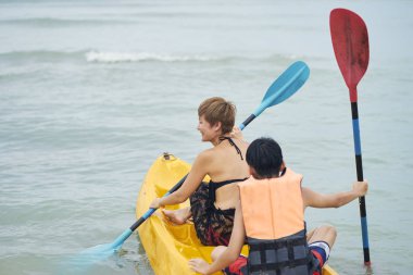 Dikiz mutlu anne ve oğlu deniz kanosu