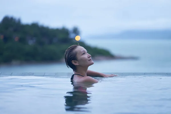 Portrait Beauté Asiatique Souriant Relaxant Dans Piscine Aube — Photo