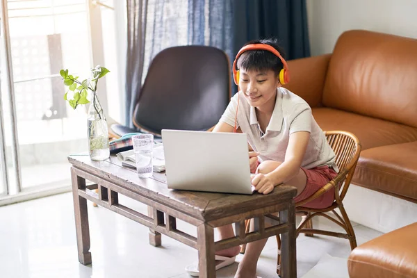 Aziatisch Kind Nemen Online Klasse Thuis Glimlachen Het Dragen Van — Stockfoto