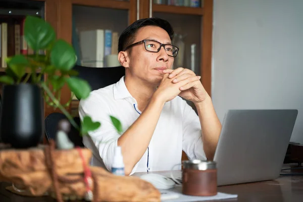 Adulto Asiático Hombre Negocios Trabajando Desde Casa Serio Pensando — Foto de Stock