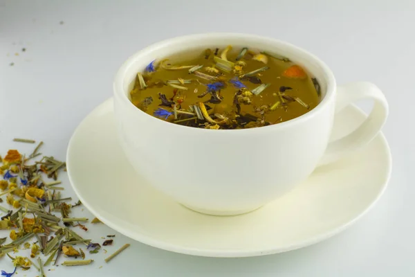 Schwarzer Tee in Glasschale mit Minze vorhanden. Teeblätter im Holzlöffel. auf weißem, isoliertem Hintergrund — Stockfoto