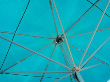  çerçeveli Scheveningen Plajı üzerinde yeşil şemsiye                              