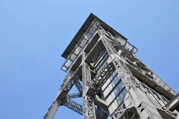 地上から見る青空ものみの塔 — ストック写真