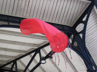   Rüzgar undere ahşap bir çatı sallayarak bir kırmızı fener                             