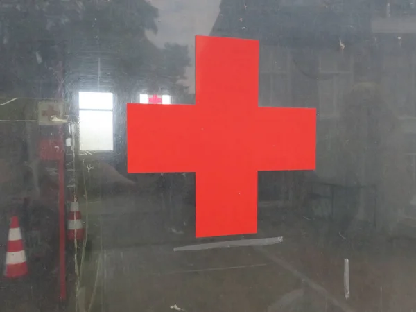 Червоний Хрест Вікні Гаража — стокове фото