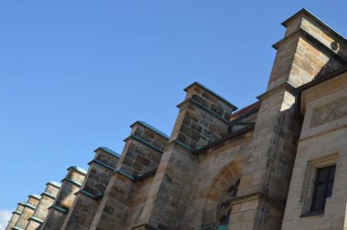 mavi gökyüzüne karşı Bayreuth Almanya'da bir kilisenin yan