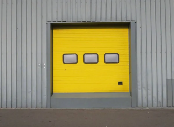 Una Puerta Garaje Amarilla Con Tres Ventanas Una Pared Metal — Foto de Stock