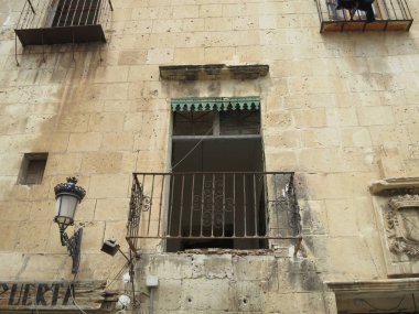   yeşil bir dekorasyon ev Alicante İspanya bir kırık balkon                             