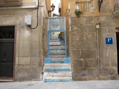      Alicante mavi boyalı merdivenlerde bir manzaralı bir sokak                           