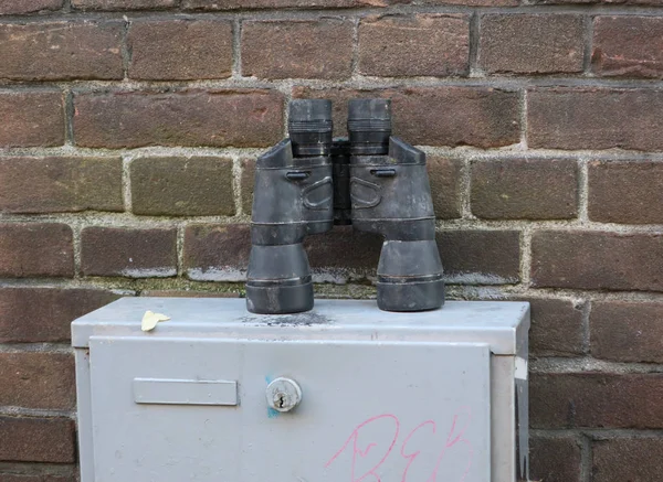 벽돌 w에 대한 퓨즈 상자 또는 미터 캐비닛에 왼쪽 쌍안경 — 스톡 사진