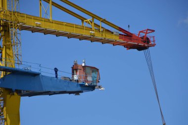 Amsterdam limanında sarı vinç bir gemi boşaltma