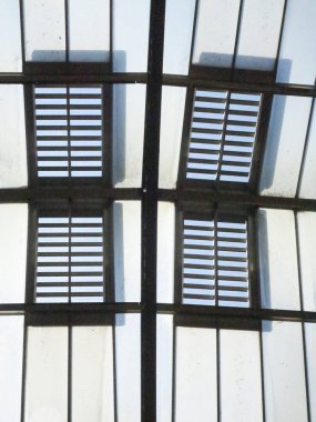 dört pencereli cam çatı parçası