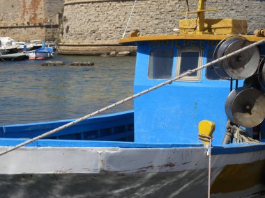Gelibolu İtalya limanında mavi boyalı balıkçı teknesi
