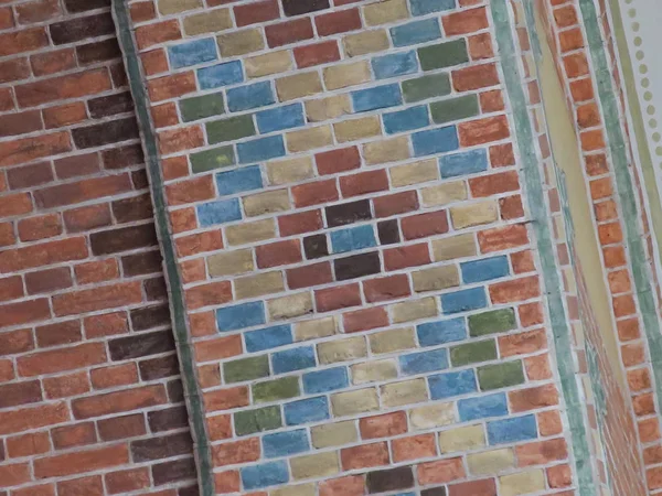 Techo de ladrillos pintados en diferentes colores — Foto de Stock