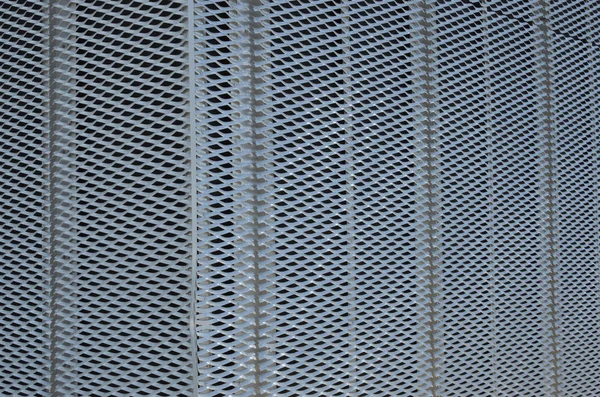 Металлическая решетка или пластина на парковке в Амстердаме — стоковое фото