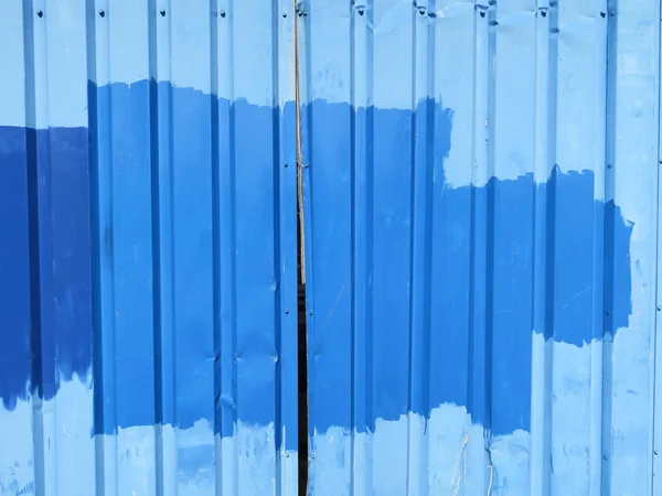 Détail d'une porte métallique peinte en bleu d'une ancienne cabane ou grange — Photo