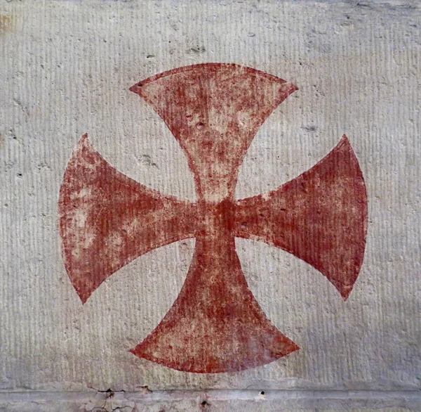 Cruz templar cavaleiros vermelhos pintados em uma parede em uma igreja, perto — Fotografia de Stock