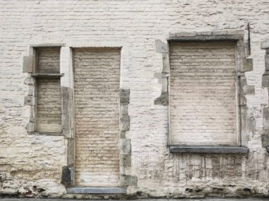 kapı ve pencereler tuğla ile kapalı eski beyaz duvar 